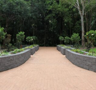 Retaining_wall_used_as_for_garden_beds_along_a_walk_way_at_a_botanical_garden