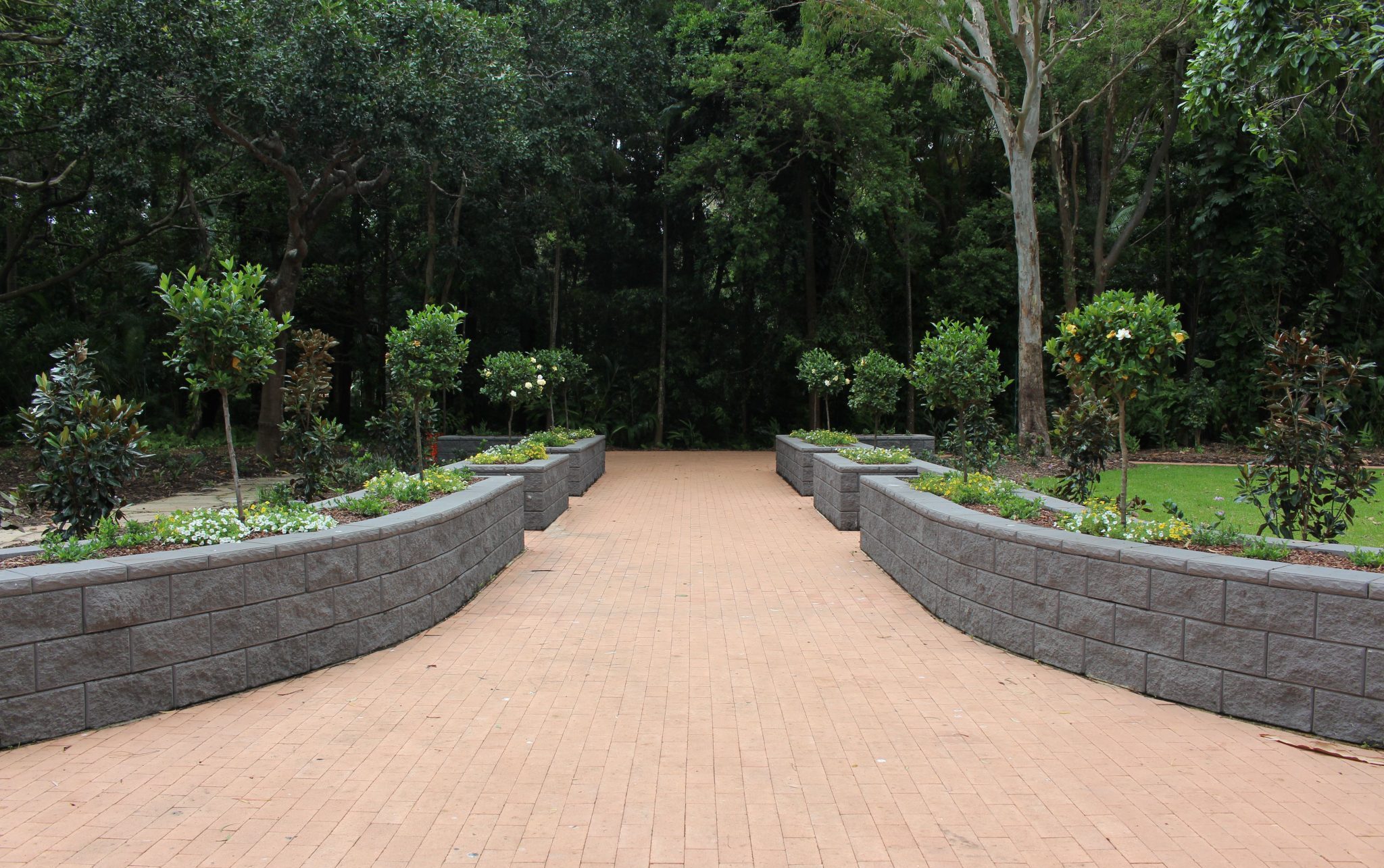 Retaining_wall_used_as_for_garden_beds_along_a_walk_way_at_a_botanical_garden