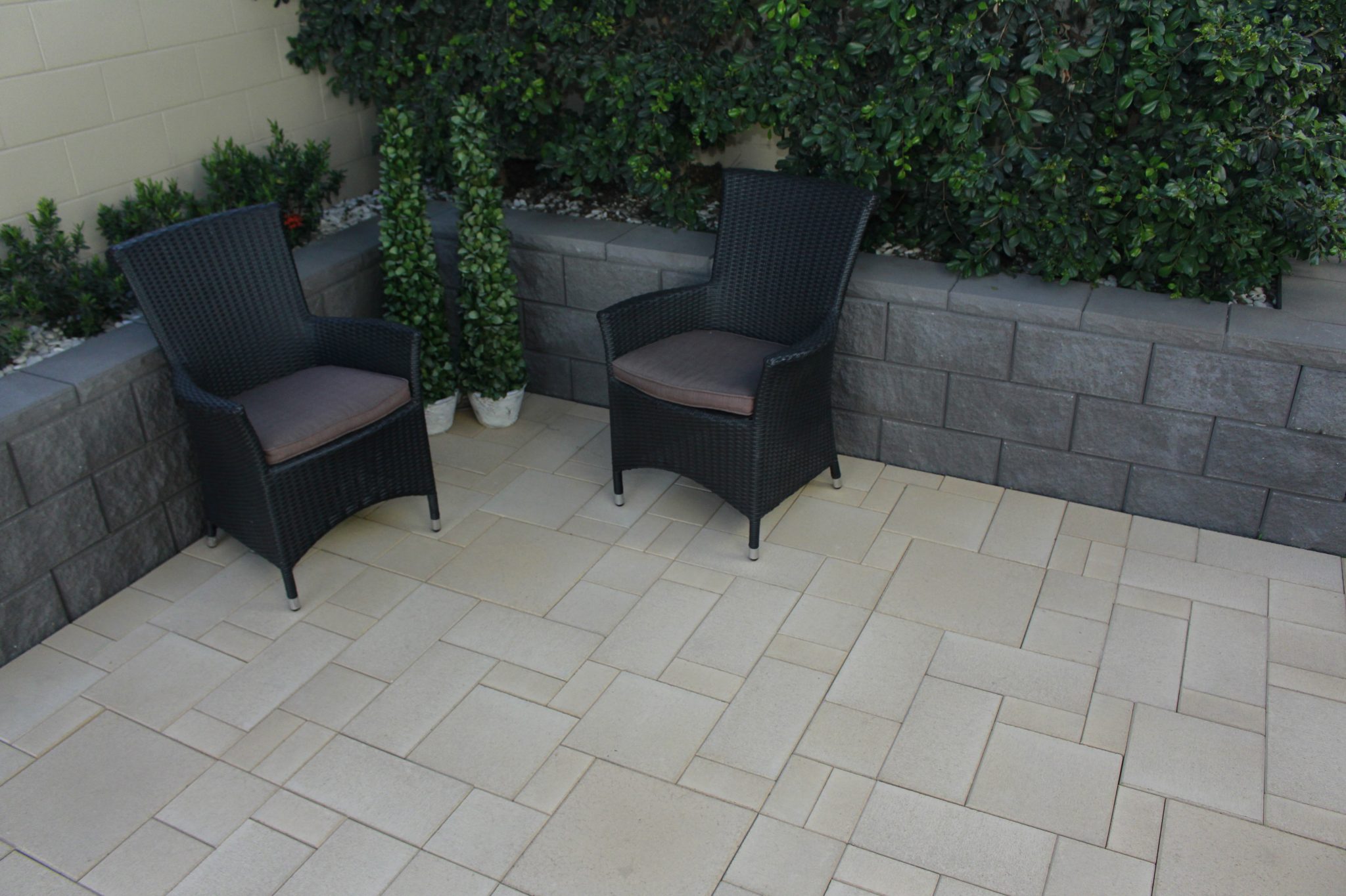 Outdoor_living_area_with_French_paving_pattern_Ivory_and_Charcoal_TrendStone_Retaining_Wall