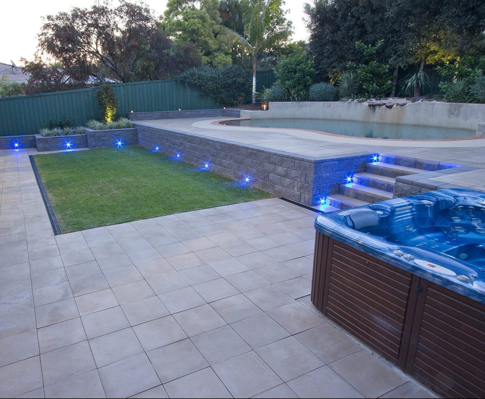 Metre_high_TrendStone_retaining_wall_with_steps_and_lights_installed_by_a_landscaper