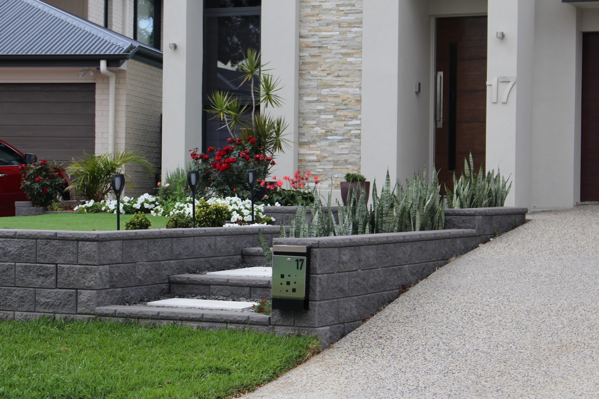 TrendStone_Retaining_Wall_Garden_Edging_With_Stairs
